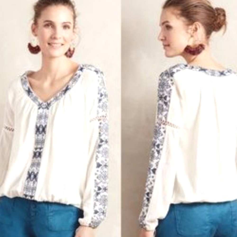 ANTHROPOLOGIE AKEMI + KIM CREAM BLUE EMBROIDERY V-NECK TOP SZ MEDIUM